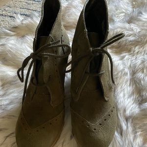 Like new Olive green, ankle, wedge, lace up bootie